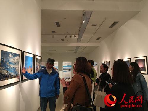 與會(huì)嘉賓參觀影展