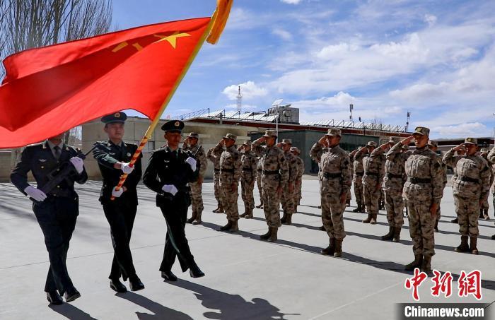 圖為授銜現(xiàn)場迎軍旗?！詵| 攝
