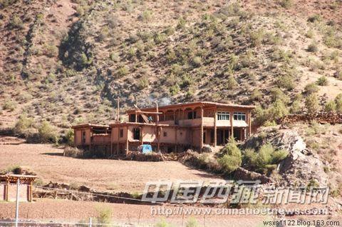 典型的柱梁承重型建筑，立柱直通二層大梁。