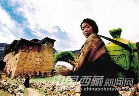 三巖帕錯民居，有高大夯土結(jié)構(gòu)，防御性好，柱墻混合承重。