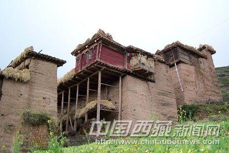 三巖帕錯民居，可見其墻柱混合承重的結(jié)構(gòu)。