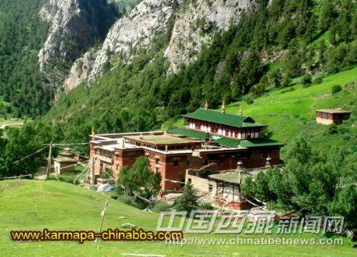 噶瑪寺是昌都現(xiàn)存最古老的寺廟之一，也是噶舉派的主寺，地位很高。