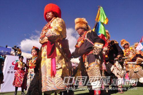 個(gè)性張揚(yáng)、堅(jiān)韌強(qiáng)悍、敢愛(ài)敢恨是康巴人鮮明的性格特征