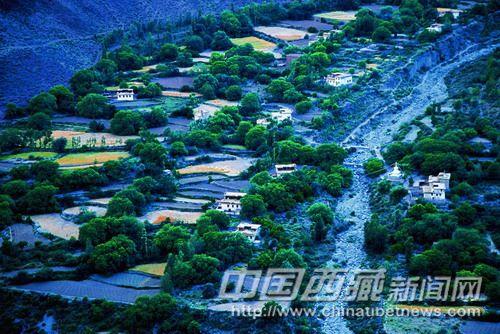 昌都地區(qū)耕地分散零碎，只適合個(gè)體家庭經(jīng)營(yíng)，所以沒(méi)有形成衛(wèi)藏常見(jiàn)的莊園經(jīng)濟(jì)。。