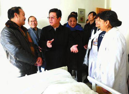 張延清看望慰問元旦期間堅(jiān)守在崗位上的工作人員。旺久 攝