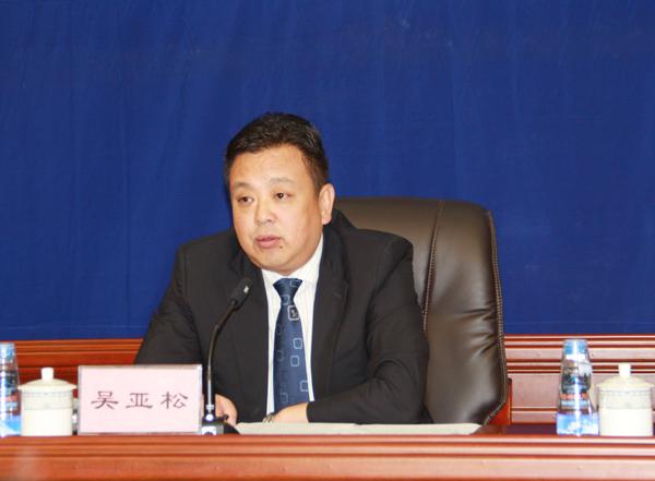 拉薩市副市長、政府新聞發(fā)言人吳亞松發(fā)言。.jpg