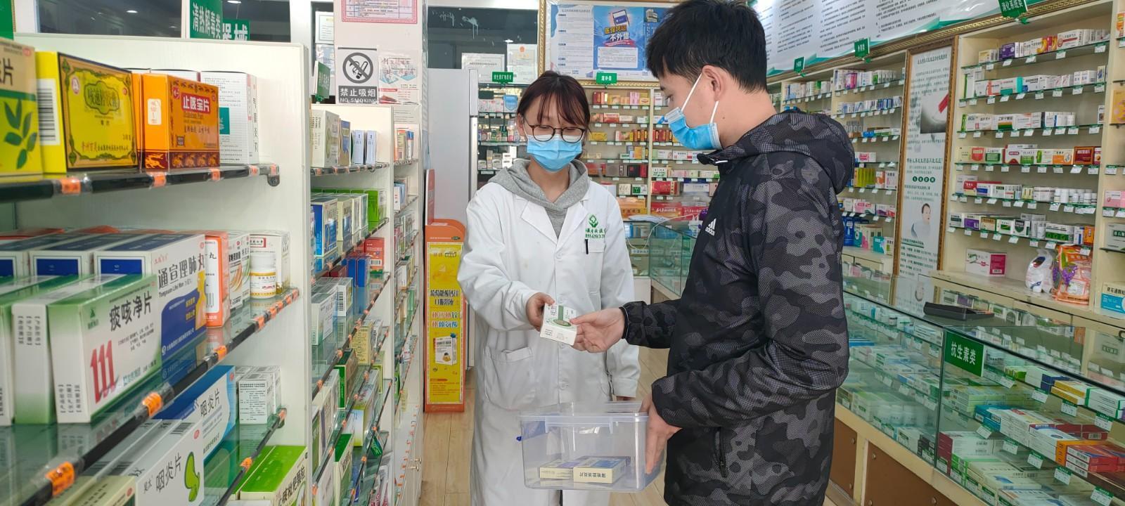 市民正在選購(gòu)藥品。(4055665)-20230112093119.jpg