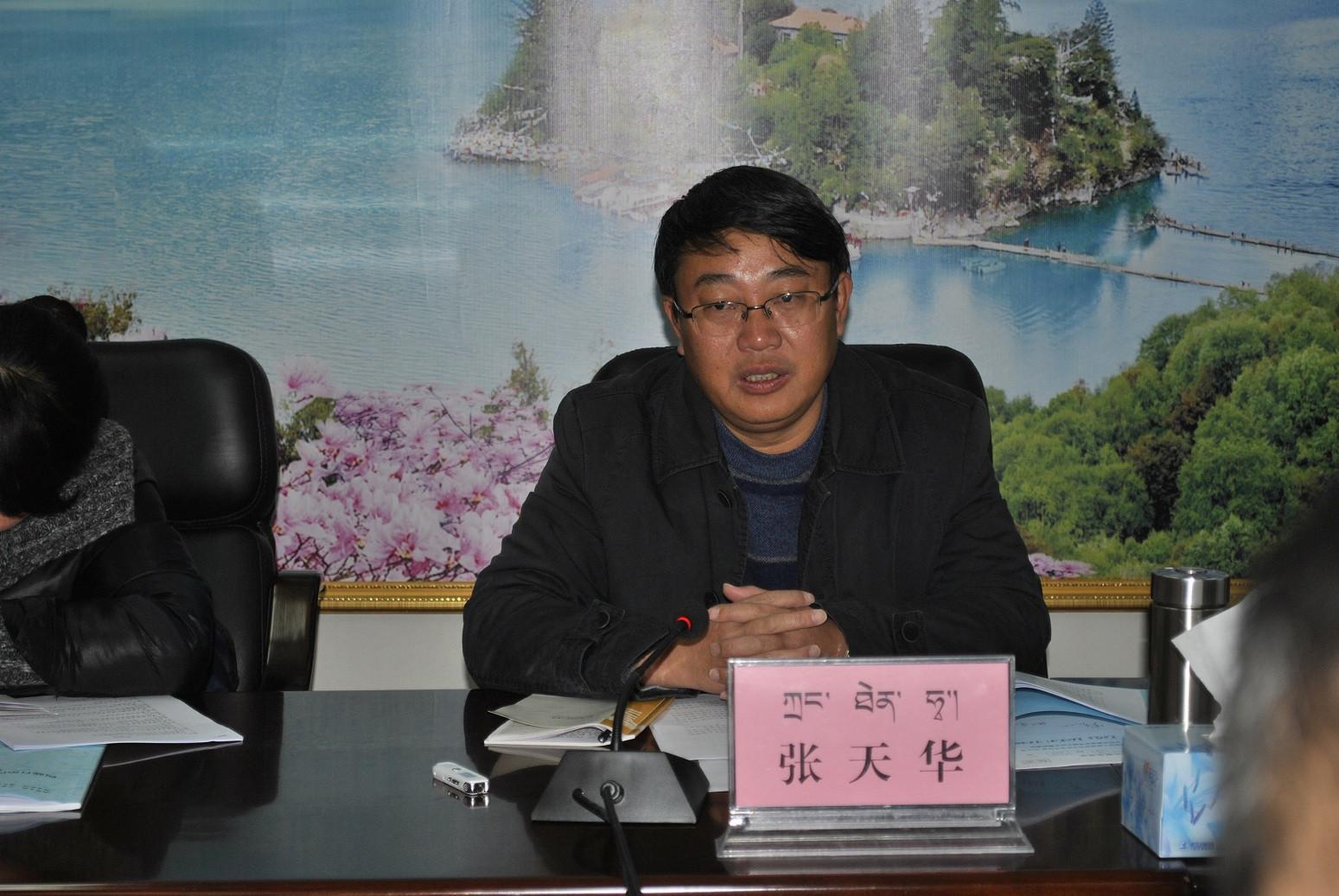 自治區(qū)環(huán)境保護(hù)第四考核組組長、區(qū)環(huán)保廳副廳長張?zhí)烊A出席會議并發(fā)表講話.JPG