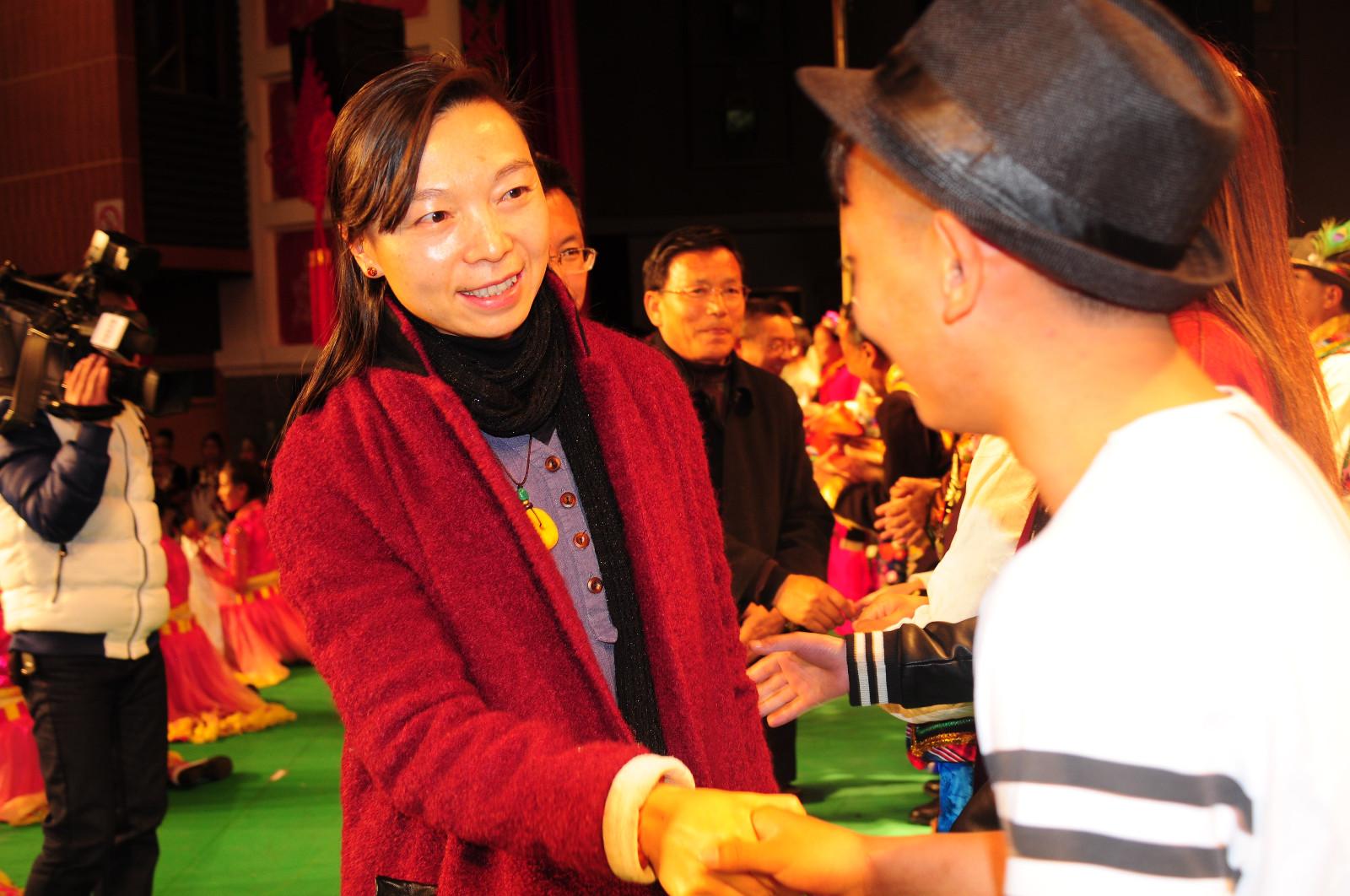 市委常委、宣傳部長(zhǎng)謝英上臺(tái)與演員握手.JPG