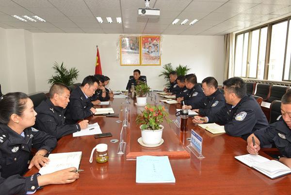 圖為林芝市巴宜區(qū)委常委、政法委書記、公安局局長旺青同志主持召開會議1.jpg