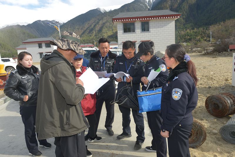圖為：林芝巴宜區(qū)公安局黨委班子古都、唐瓊?cè)A同志前往易地扶貧搬遷點開展相關(guān)工作.jpg