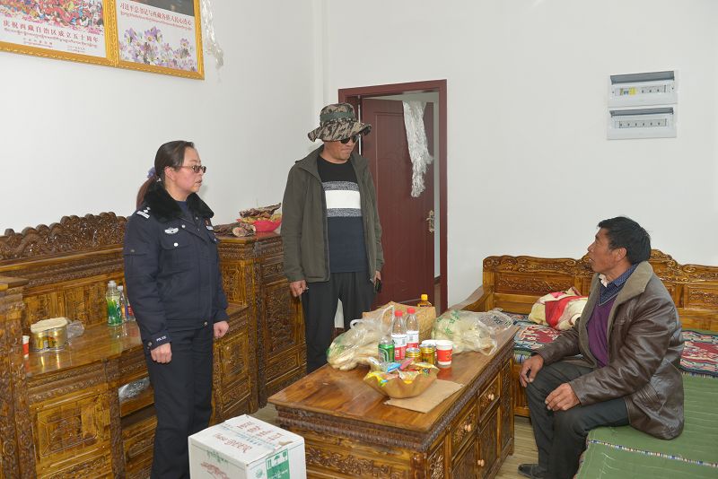 圖為：林芝巴宜區(qū)公安局黨委班子古都、唐瓊?cè)A同志前往易地扶貧搬遷點住戶家開展相關(guān)工作1.jpg