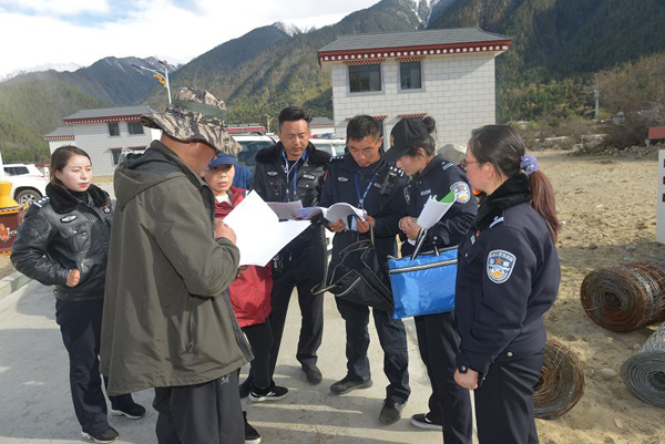 圖為：林芝巴宜區(qū)公安局黨委班子古都、唐瓊?cè)A同志前往易地扶貧搬遷點(diǎn)開展相關(guān)工作.jpg
