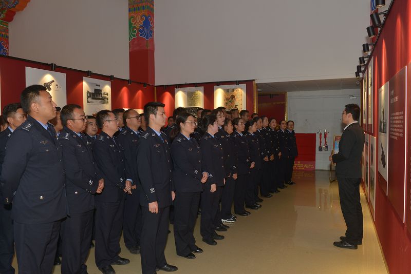圖為：巴宜區(qū)公安局民警前往西藏農(nóng)牧學(xué)院黨史館開展“不忘初心.牢記使命”主題教育活動(dòng)現(xiàn)場(chǎng)3.jpg