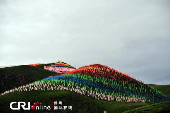 高原上的五彩經(jīng)幡，遠(yuǎn)遠(yuǎn)看去仿佛天上的彩虹落在人間 特約攝影師：李滬