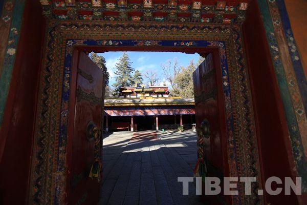 格桑頗章，是羅布林卡最早的宮殿之一。是七世達(dá)賴?yán)镉诠?755年興建。