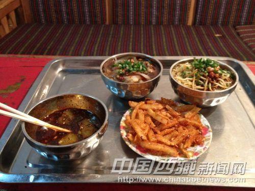 拉薩的小吃：涼粉、涼面、炸土豆  彭月圓 手機(jī)拍攝