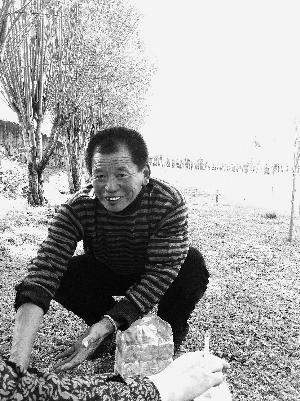 察古光明林卡的經(jīng)營(yíng)者次仁頓珠今年56歲，是一個(gè)非常熱情的人。