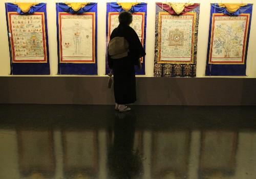 7月11日，觀眾在日本北海道近代美術(shù)館舉行的“圣地西藏珍寶展”上觀看關(guān)于醫(yī)學(xué)的唐卡。當(dāng)天，介紹西藏文化藝術(shù)的“圣地西藏珍寶展”在北海道首府札幌開幕。展覽展出了中國西藏自治區(qū)博物館和布達(dá)拉宮等地珍藏的123件珍貴文物，其中包括36件國家一級(jí)文物。札幌的展出將持續(xù)到8月23日，之后還將在東京、大阪和仙臺(tái)進(jìn)行巡回展出。 新華社記者任正來攝