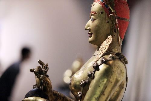 7月11日，觀眾在日本北海道近代美術(shù)館舉行的“圣地西藏珍寶展”上觀看佛像。當(dāng)天，介紹西藏文化藝術(shù)的“圣地西藏珍寶展”在北海道首府札幌開幕。展覽展出了中國西藏自治區(qū)博物館和布達(dá)拉宮等地珍藏的123件珍貴文物，其中包括36件國家一級(jí)文物。札幌的展出將持續(xù)到8月23日，之后還將在東京、大阪和仙臺(tái)進(jìn)行巡回展出。 新華社記者任正來攝