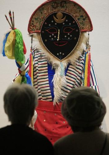 7月11日，觀眾在日本北海道近代美術(shù)館舉行的“圣地西藏珍寶展”上觀看展品。當(dāng)天，介紹西藏文化藝術(shù)的“圣地西藏珍寶展”在北海道首府札幌開幕。展覽展出了中國西藏自治區(qū)博物館和布達(dá)拉宮等地珍藏的123件珍貴文物，其中包括36件國家一級(jí)文物。札幌的展出將持續(xù)到8月23日，之后還將在東京、大阪和仙臺(tái)進(jìn)行巡回展出。 新華社記者任正來攝