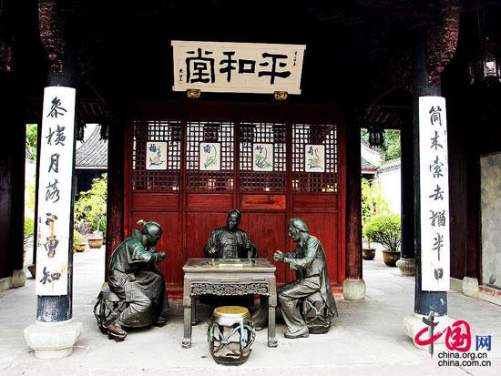 麻將運(yùn)動不僅具有獨(dú)特的游戲特點(diǎn)，而且具有集益智性、趣味性、博弈性于一體的孕魅力及內(nèi)涵豐富、底蘊(yùn)悠長的東方化特征，因而成為中國傳統(tǒng)文化寶庫中的一個重要組成部分。特別有趣的是平和堂牌匾下三位打麻將的人竟是國籍各異，留辮子的自然是清朝年間的中國人，另外一個穿著木履的是日本人，還有一位大胡子的則是西方人?？此迫遗莆ㄓ兄袊艘缓?！