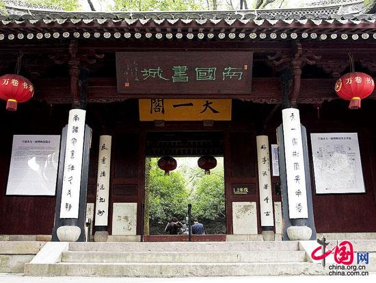 天一閣是中國現(xiàn)存最早的私家藏書樓，據(jù)記載也是麻將的創(chuàng)始人清朝時的“甬上聞人”陳魚門，甬是寧波的簡稱，所以這位陳氏先祖是寧波人。陳氏支祠就是陳家的祠堂，所以才將麻將起源陳列館建在這里。