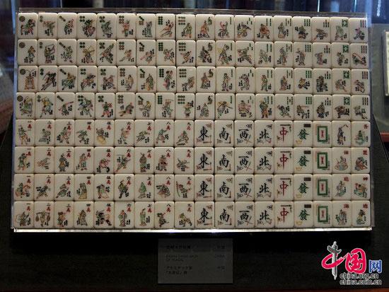 水滸葉子后期牌的張數(shù)與馬吊牌張數(shù)一致，梁山108條好漢剛好與筒條萬三門牌的張數(shù)一樣多。這是中國唯一一副手工制作的108條好漢麻將！李中華攝影