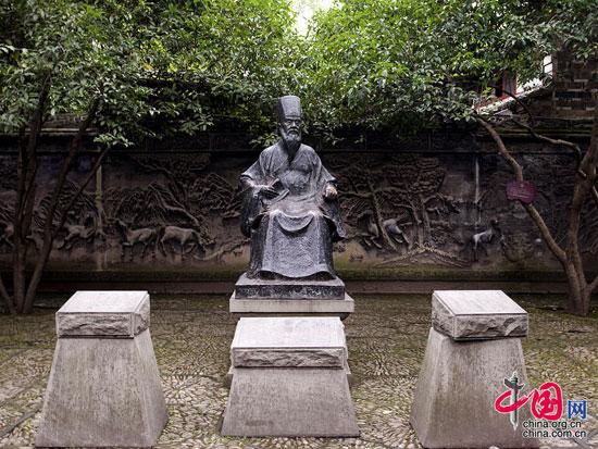 陳魚門“廣交游，琴酒無虛日”，極喜玩耍，精熟紙牌。他因深感紙牌有諸多不便，于同治三年(1846)改為竹骨，繼承碰和牌中的萬、索、筒，共108張，易紅花為綠發(fā)，白花為白板，老千為紅中，名“三箭”，各4張，各4張，共12張，增“東、南、西、北”四風(fēng)，各4張，共16張。由此形成了當(dāng)時流行的136張一副的麻將。李中華攝影