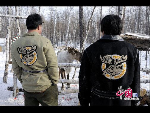 鄂溫克人喜歡鹿，就連衣服背后的圖案都是可愛的馴鹿。天高攝影