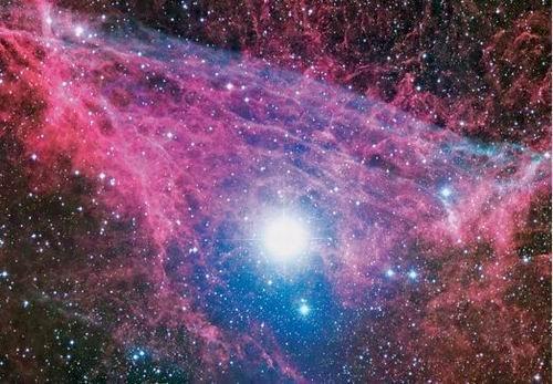恒星爆炸形成超新星，產(chǎn)生難以置信的明亮光線，恒星殘留物與它軌道上的氣體和灰塵碰撞將釋放出光形式能量。這些炙熱氣體就是著名的超新星殘留物。這是船帆星座內(nèi)超新星，這個(gè)超新星爆炸時(shí)直徑膨脹至55光年。船帆星座內(nèi)超密集灰塵云中有一個(gè)“船帆脈沖星”，每秒旋轉(zhuǎn)11次。