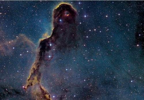 如圖所示，這是IC 1396星云，它是最大的可觀測星云之一，其直徑是太陽直徑的2500倍。該星云的灰塵和氣體云是由周邊恒星輻射物質(zhì)形成的。據(jù)悉，IC 1396星云位于仙王星座，仙王星座是天文學(xué)家最早觀測記錄的星座之一。