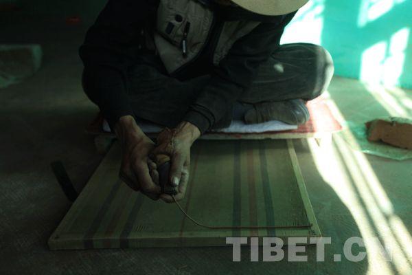 頓珠從牛角里擠出藏香泥，開始塑形