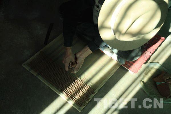 頓珠小心翼翼，將一條條藏香塑在模板上