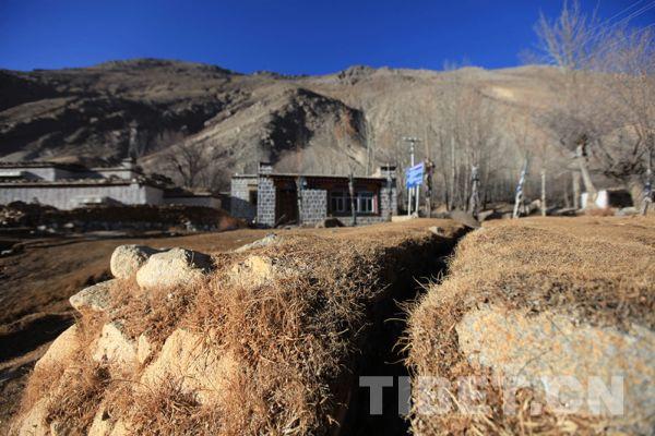 活水從這個溝里向下流，帶動下面的水車轉(zhuǎn)動，將插在上面的木段打磨成木泥