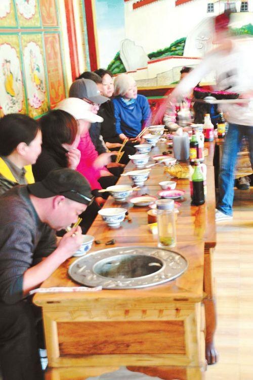 我們進(jìn)入面館的時(shí)候，里面熱鬧非凡。