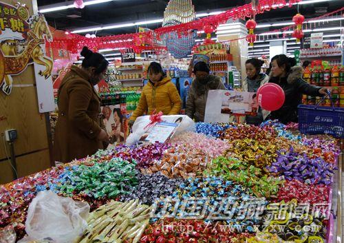 圖為2月16日，市民在樂天超市購買糖果。 李瑞偉 攝