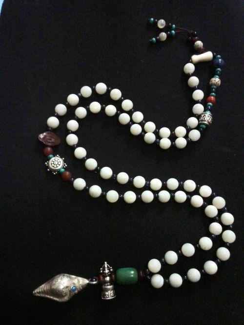 兩端均可作為吊墜，可為手環(huán)，可為項(xiàng)鏈。價(jià)格：￥1200