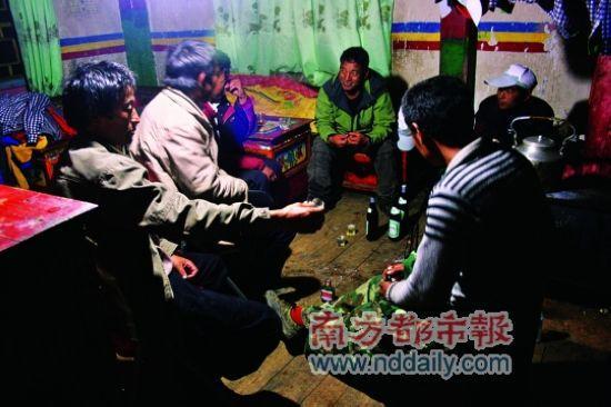 在次仁家的火爐邊烤火，喝拉薩啤酒和紅星二鍋頭，愜意非常。