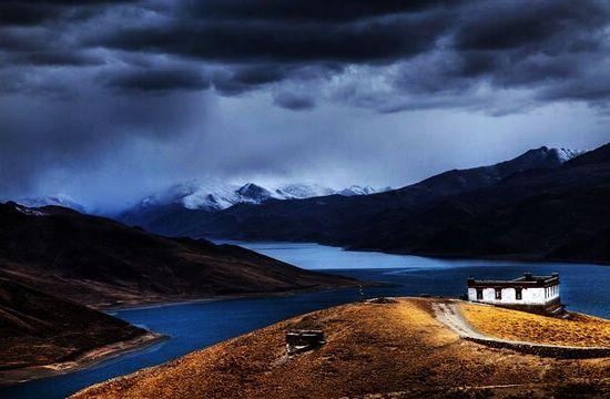 羊卓雍湖，簡(jiǎn)稱 “羊湖”