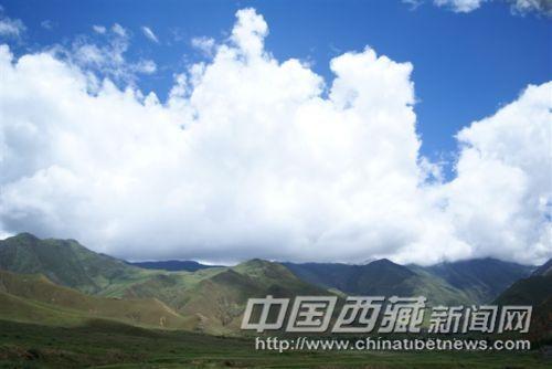夏日，遠(yuǎn)眺次角林村風(fēng)光  彭月圓 攝