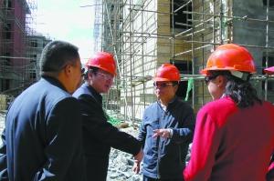 管委會(huì)工作人員在工地現(xiàn)場(chǎng)辦公。