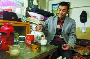  在八一農(nóng)場(chǎng)的傳達(dá)室，達(dá)娃品著甜茶，享受午后靜謐的時(shí)光。