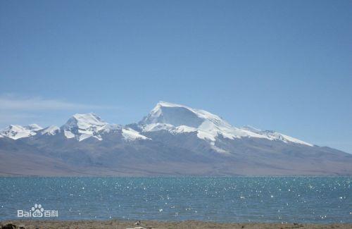 雪山與湖泊自成一體。