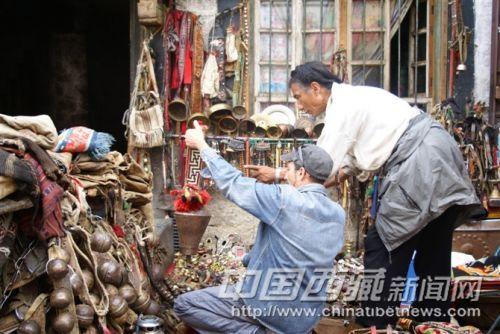 八廓街上有各種紀念品和民族生活用品。彭月圓 攝