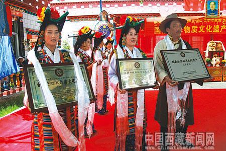 2009年6月23日，在授牌儀式上，拉薩城關(guān)區(qū)娘熱鄉(xiāng)民間藝術(shù)團的姑娘小伙子們再次跳起“拉薩朗瑪”。
