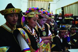 旦追次仁（左一）和他民間藝術(shù)團(tuán)的同事們。