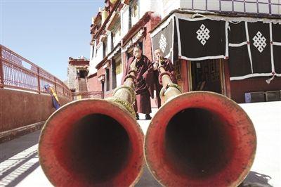  1、直孔噶舉派宗教音樂傳承人倫白（左）與僧人貢覺旺杰切磋長號吹奏技藝。 西藏日報記者 楊正林 攝
