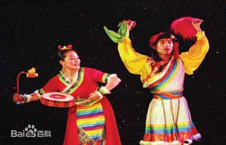 舞臺(tái)上的熱巴舞表演。