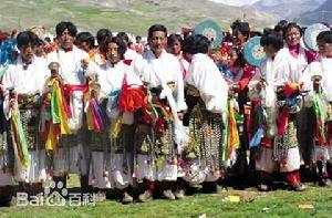 西藏各地?zé)岚臀璞硌荨?></p>   <p>西藏各地?zé)岚臀璞硌荨?/p>   <p>傳統(tǒng)節(jié)目</p>   <p>丁嘎熱巴的傳統(tǒng)節(jié)目很多，共有三十多個(gè)，每個(gè)節(jié)目的跳法和姿態(tài)各不相同，其內(nèi)容有講述藏族歷史、傳說(shuō)故事的，也有為了寺院祭祀活動(dòng)的需要而宣揚(yáng)宗教思想的，代表性劇目包括：《歐冬》（擊鼓）、《曲杰羅桑》（羅桑王子）、《斯白巴瑪感果》（原始的老父母）、《甲沙公覺(jué)郎巴》（迎請(qǐng)文成公主）、《古如多吉熱》（金剛舞場(chǎng)）等。丁嘎熱巴舞既有當(dāng)?shù)啬撩裎璧傅膭?dòng)律，又借鑒了昌都一帶熱巴鈴鼓舞的舞姿，以順手順腳的牧民舞蹈動(dòng)作為基本步法，上身表演吸收了昌都熱巴女子手鼓激情豪放的動(dòng)作，由此形成融匯藏東藏北舞蹈精華的獨(dú)特風(fēng)格。丁嘎熱巴中還有許多風(fēng)趣的表演動(dòng)作、模擬動(dòng)物的動(dòng)作及一些富有情節(jié)的小戲。</p>   <p>藝術(shù)特點(diǎn)</p>   <p>熱巴舞是一種由鼓鈸（單鈸）、鑼伴奏的集體大型歌舞，技巧性較強(qiáng)，初時(shí)舞姿輕捷，高潮時(shí)感情奔放，動(dòng)作粗獷有力。跳熱巴舞的原意是為了求佛保佑村寨平安、六畜興旺和禳災(zāi)、祈豐收。唱、舞、器樂(lè)、服裝等方面的藝人需經(jīng)事前長(zhǎng)時(shí)間的培養(yǎng)、訓(xùn)練，方能參加。熱巴舞共分12段，每跳一段前先念一段詞，大意是頌揚(yáng)天地日月、山川河流、菩薩等。所演節(jié)目最少不能少于九個(gè)節(jié)目：《頌天地，拜四方》、《太陽(yáng)、月亮、星星》、《鼓聲傳揚(yáng)，四方平安》、《神佛與我們同歌舞》、《吉友、迷拉師徒斗法》、《烏鴉吹大話(huà)》、《吉友，迷拉下神山》、《英雄尼布里戰(zhàn)勝惡魔獨(dú)尼阿巴》、《送神佛、貴賓》。熱巴中的舞蹈，為了吸引觀眾，講究舞姿的優(yōu)美，編排難度高的動(dòng)作，象古代的百戲帶有雜技、武術(shù)等藝技。舞時(shí)，男女人數(shù)相等，由領(lǐng)舞人扮主要角色。在鈴鼓聲中，通過(guò)跳、轉(zhuǎn)、翻動(dòng)作，圓好場(chǎng)地，招來(lái)觀眾，然后男女演員上場(chǎng)。</p>   <p class=